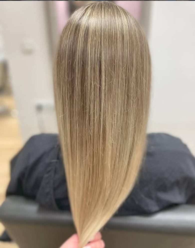 Glattes, dimensionales Blond von hinten