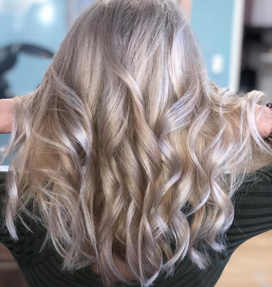 Glänzende, silberblonde Locken — Arbeit aus dem Salon SusaBella